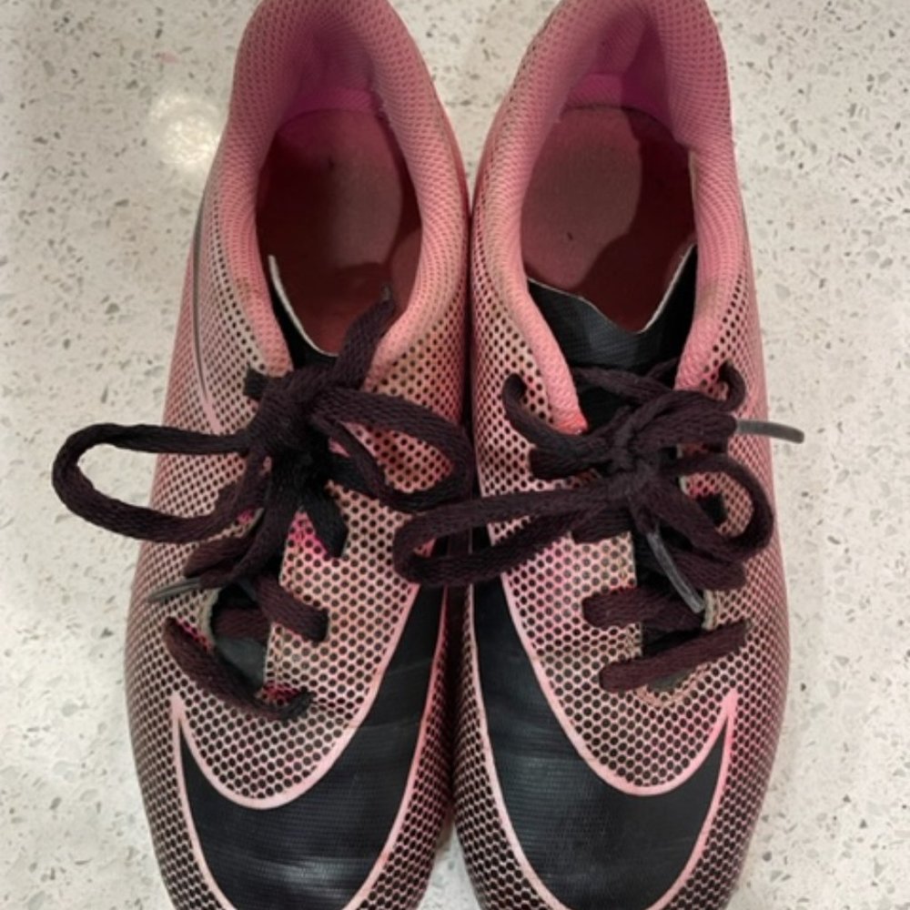 ❤️❤️ Nike Youth Pink and Black Soccer Cleats - Size 2